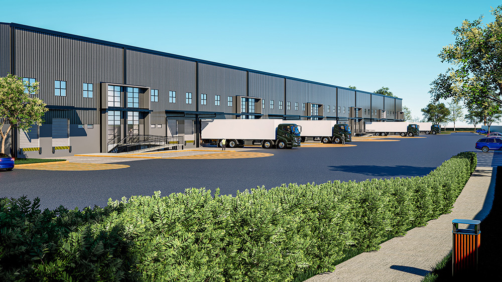 Vista a nivel de calle de una nave industrial con andenes, rampa, acceso principal, parqueo y áreas verdes